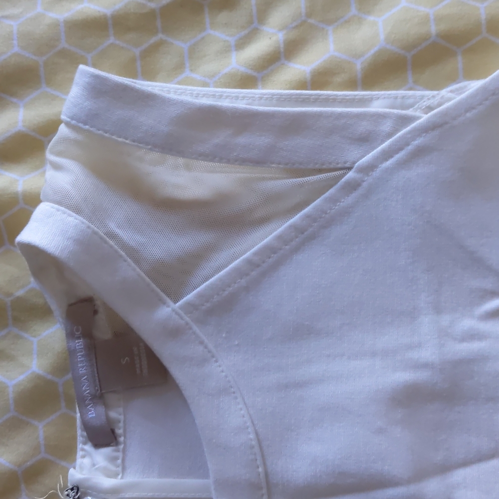 BR white crop top w/ mesh detail S